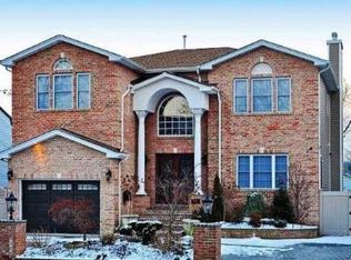 106 Elliot St, Merrick, NY 11566