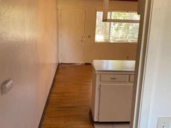 2nd image of 886 Laine St #D