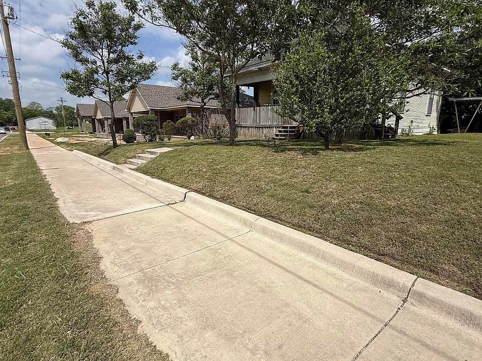 2nd image of 1216 Aggie Rd