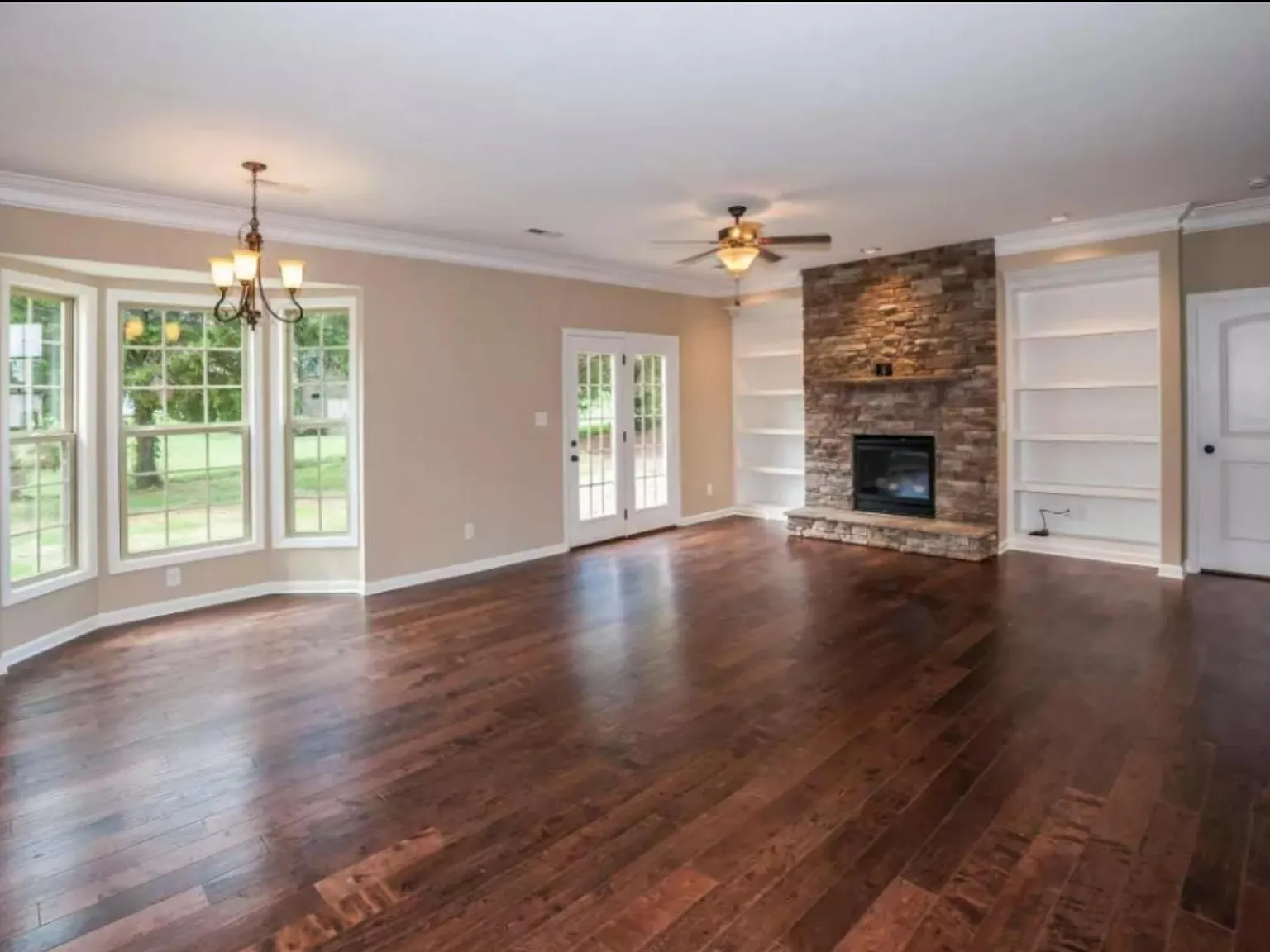 5 bed, 3.5 bath, 3400 sqft, $3,800 — Photo 3