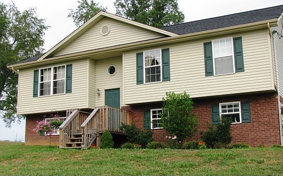 2nd image of 1412 Martins Glen Ln
