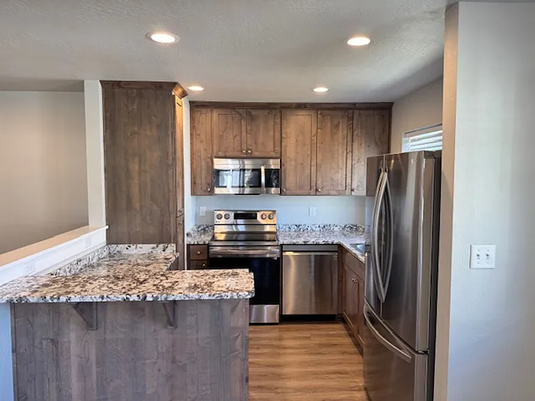 405-415 E Rapp Rd — Photo 3