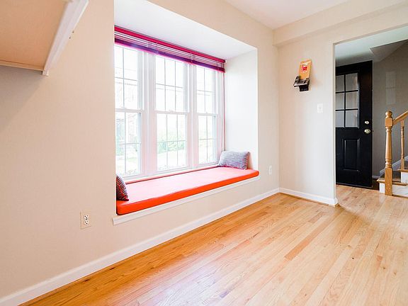 4th image of 4827 Chevy Chase Dr #1
