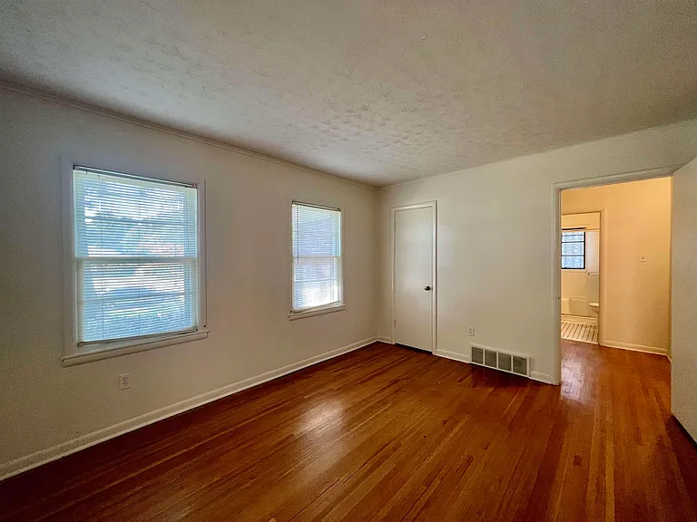 1384 Woodston Rd — Photo 10