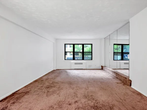 301 East 48th Street image 2 of 20