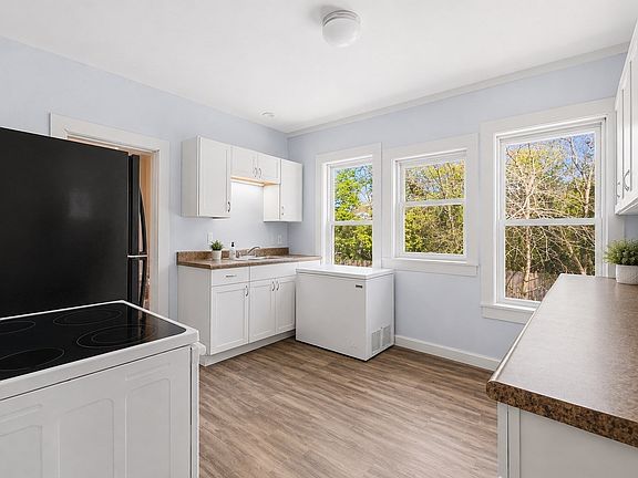 5th image of 65 Oak St