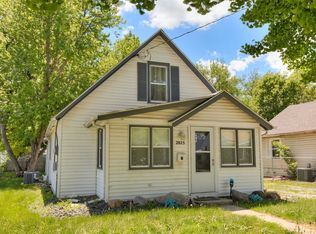 2825 Maple St, Des Moines, IA 50317