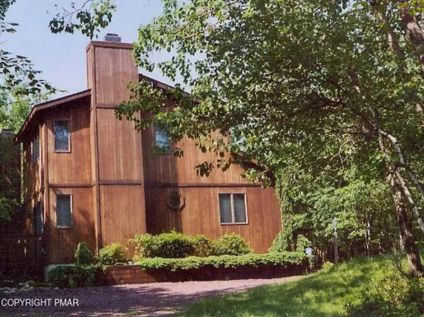 226 Clearview Dr, Long Pond, PA 18334