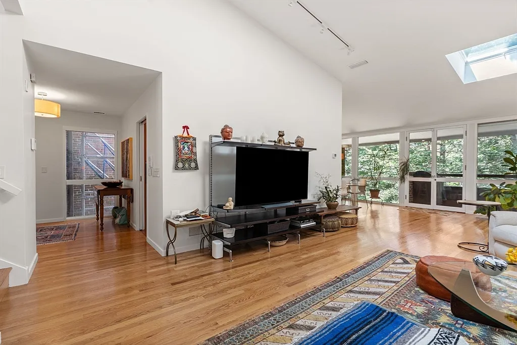 2 bed, 2.0 bath, 1495 sqft, $5,500 — Photo 2