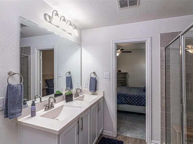 917 Rosewood St — Photo 14