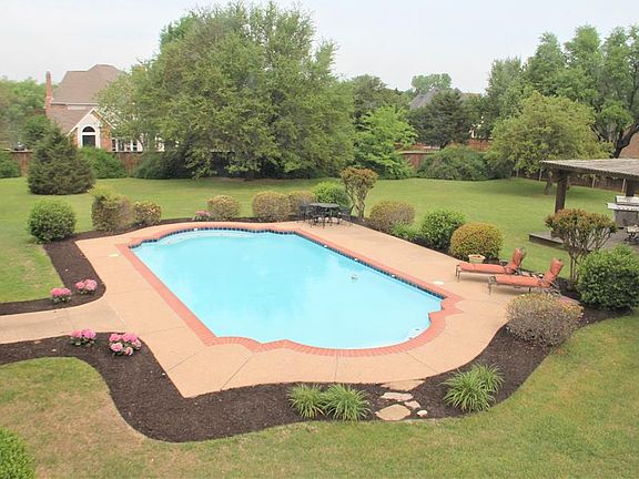 3rd image of 806 Pearl Dr