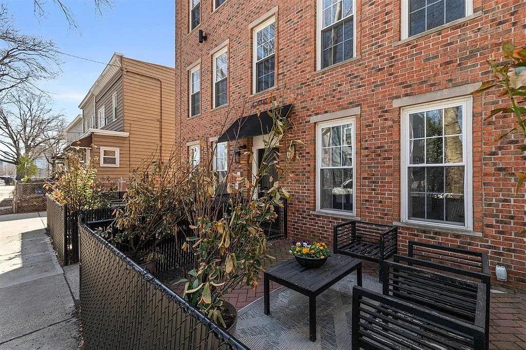 2 bed, 1.0 bath, $3,000 — Photo 2