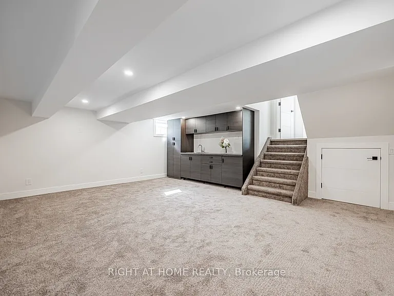 690 Hillman Cres — Photo 16