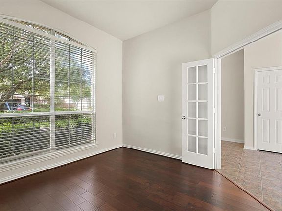 4th image of 2413 Foxwood Ln