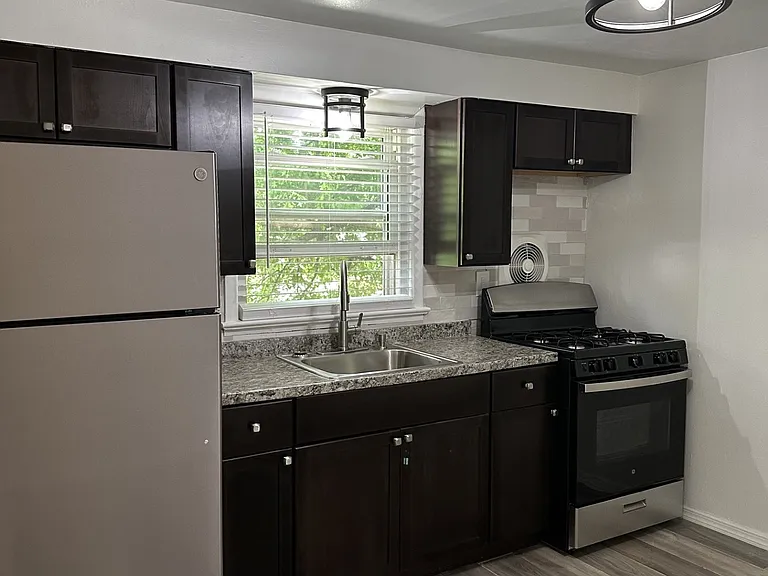 929 Warren St #2 — Photo 8