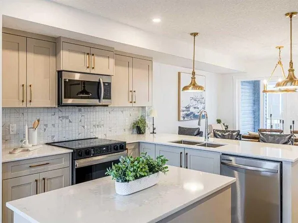 200 E Belmont St SW #43, Calgary, AB T2X 4W8