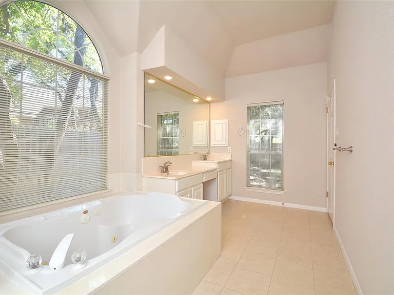 11509 Leon Grande Cv — Photo 21