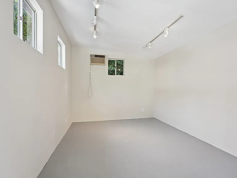 22030 Providencia St — Photo 27