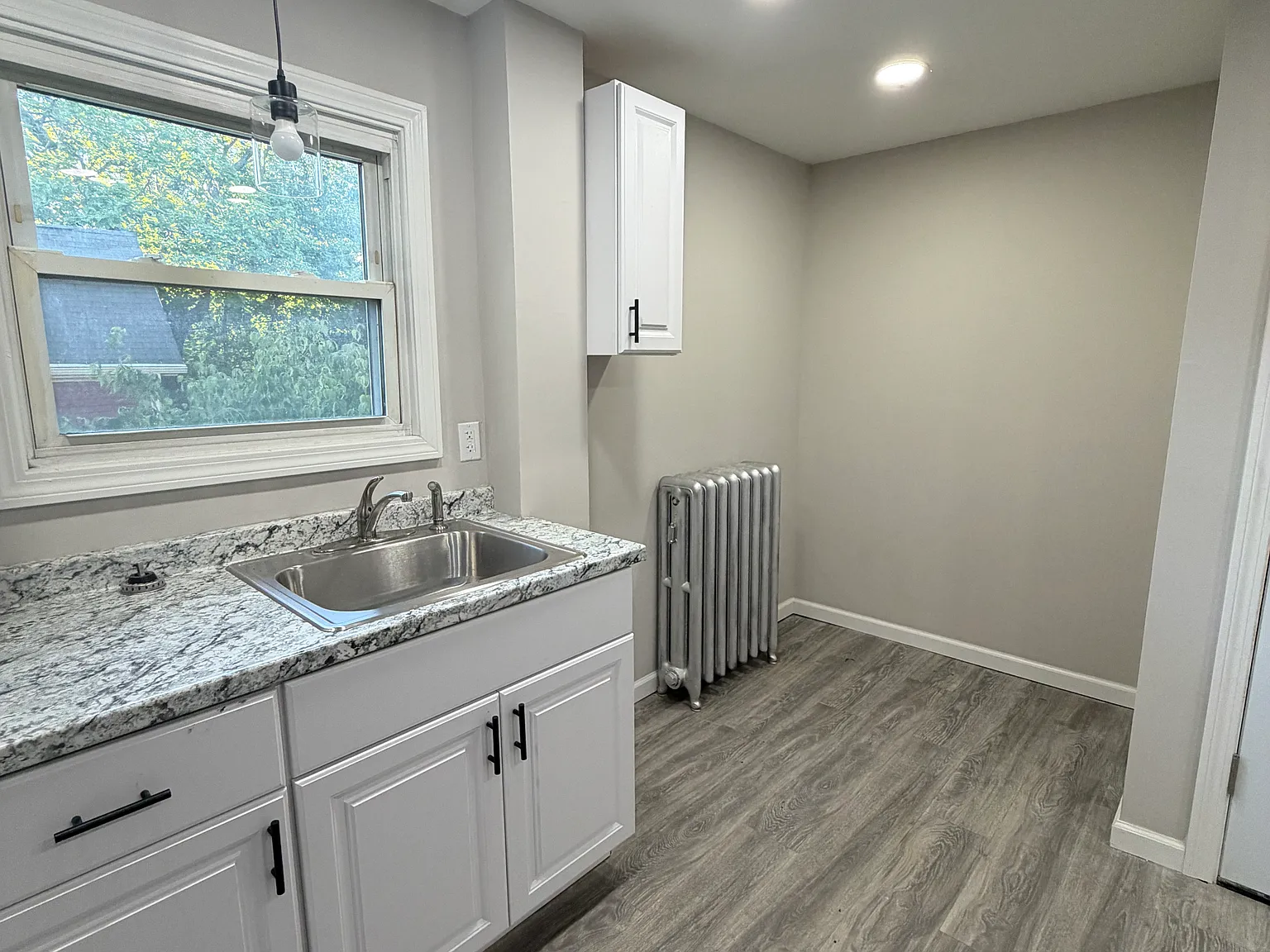 2 bed, 900 sqft, $1,600 — Photo 3