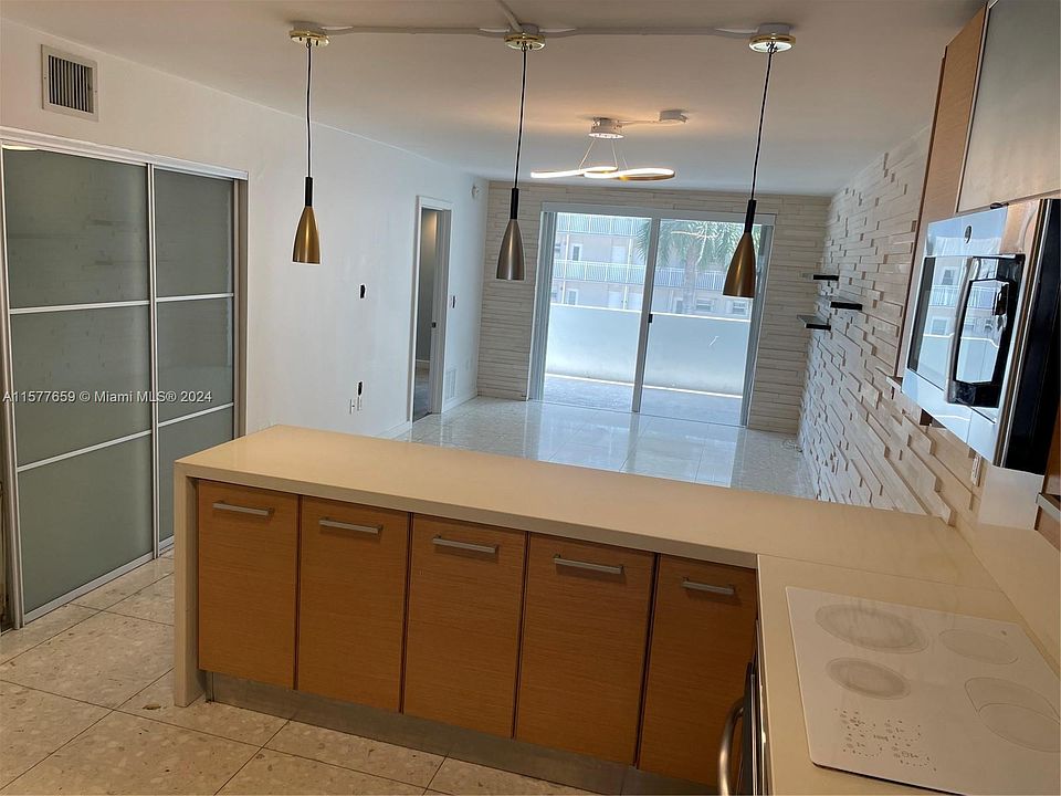 2nd image of 1331 Lincoln Rd #403A