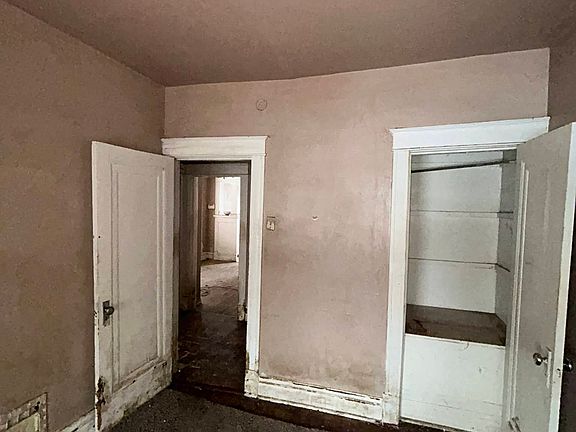 3rd image of 4546 Pope Ave