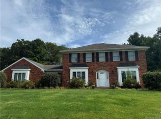 14 Springmeadow Dr, Kings Park, NY 11754