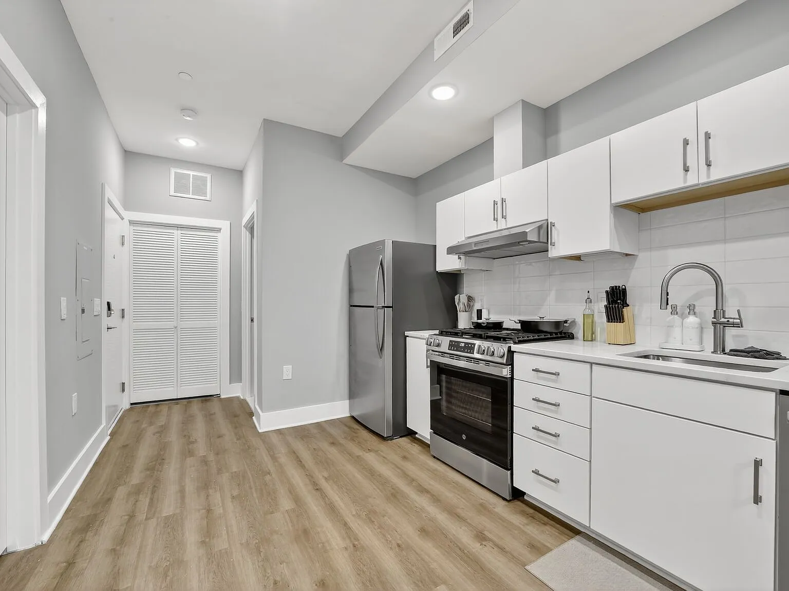 Studio, 676 sqft, $2,900 — Photo 2