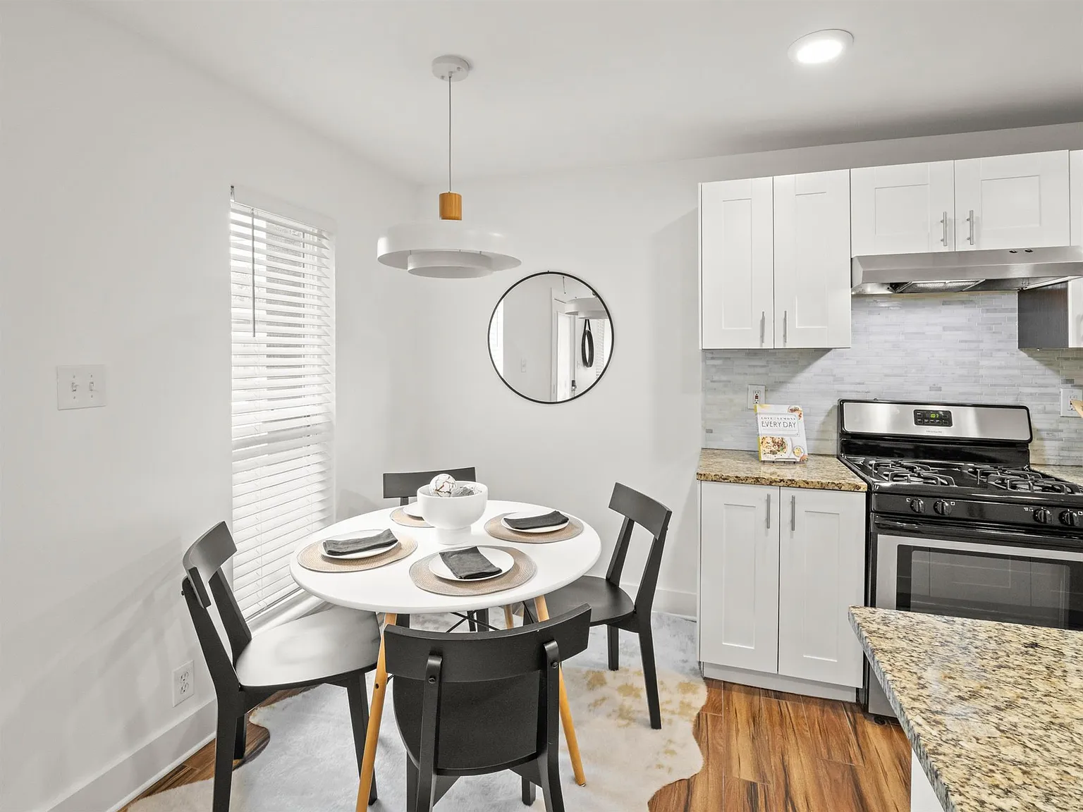 2 bed, 1.0 bath, 789 sqft, $1,250 — Photo 4