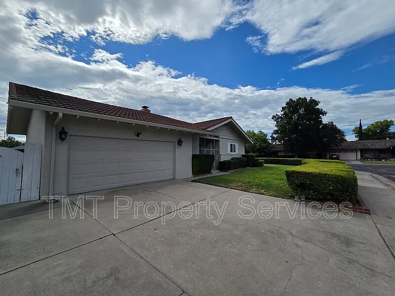 9 W Robinhood Dr — Photo 4