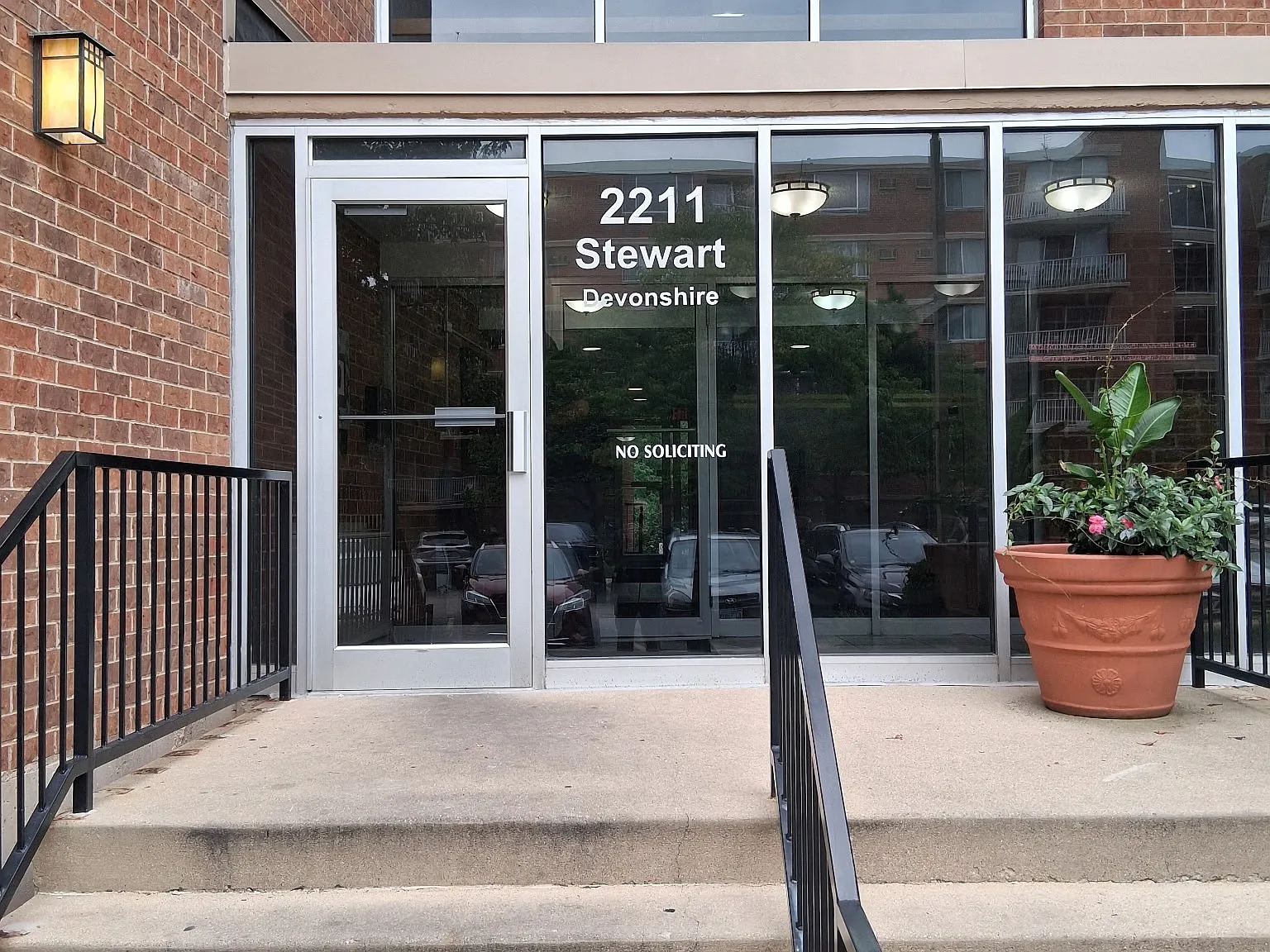2 bed, 1170 sqft, $1,900 — Photo 2