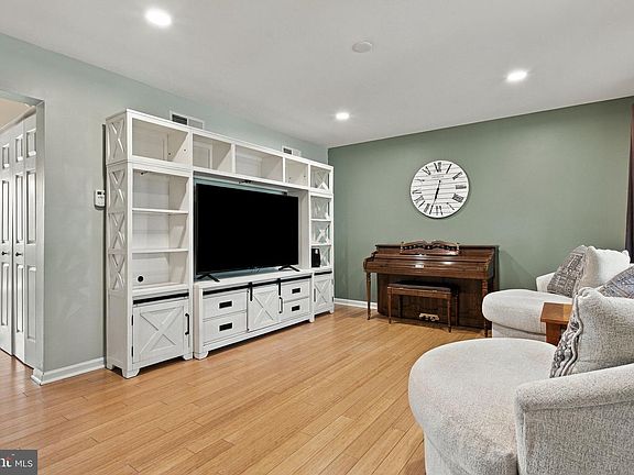 4th image of 130 Robin Hill Cir