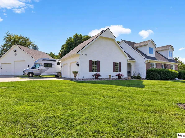 21707 Cimarron Rd, Elkhorn, NE 68022