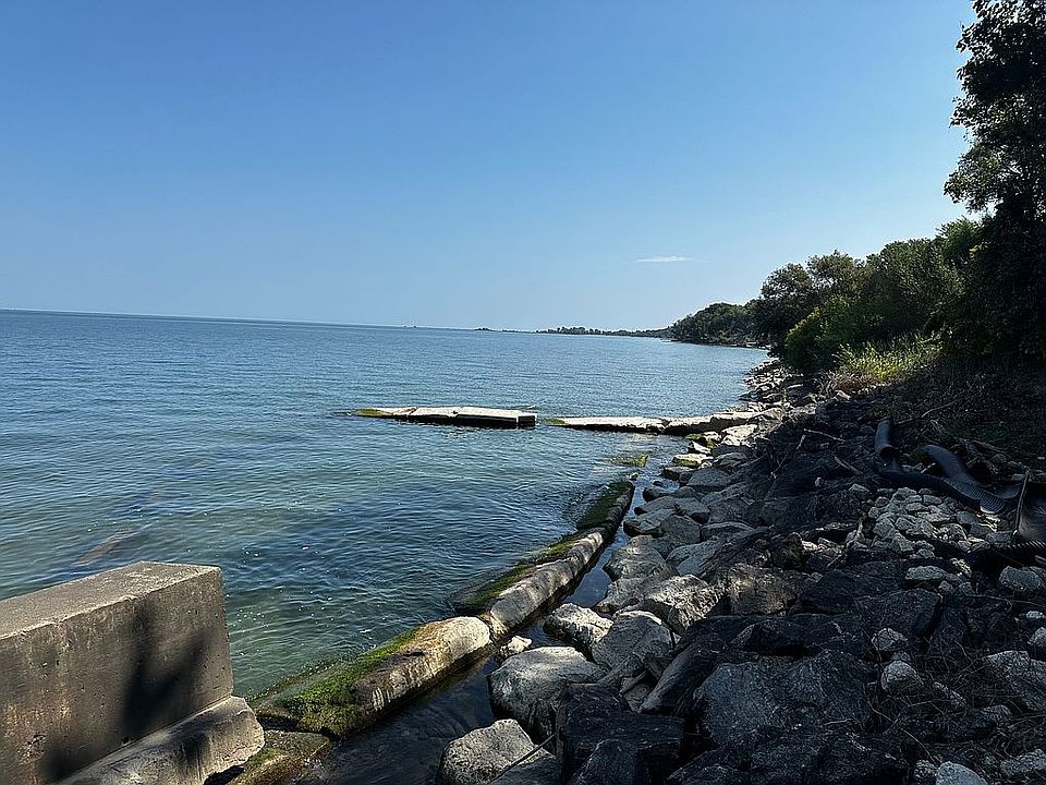 2nd image of 4031 Edgewater Dr