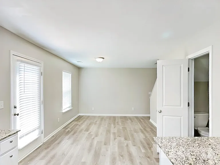 241 Saskatoon Dr — Photo 5