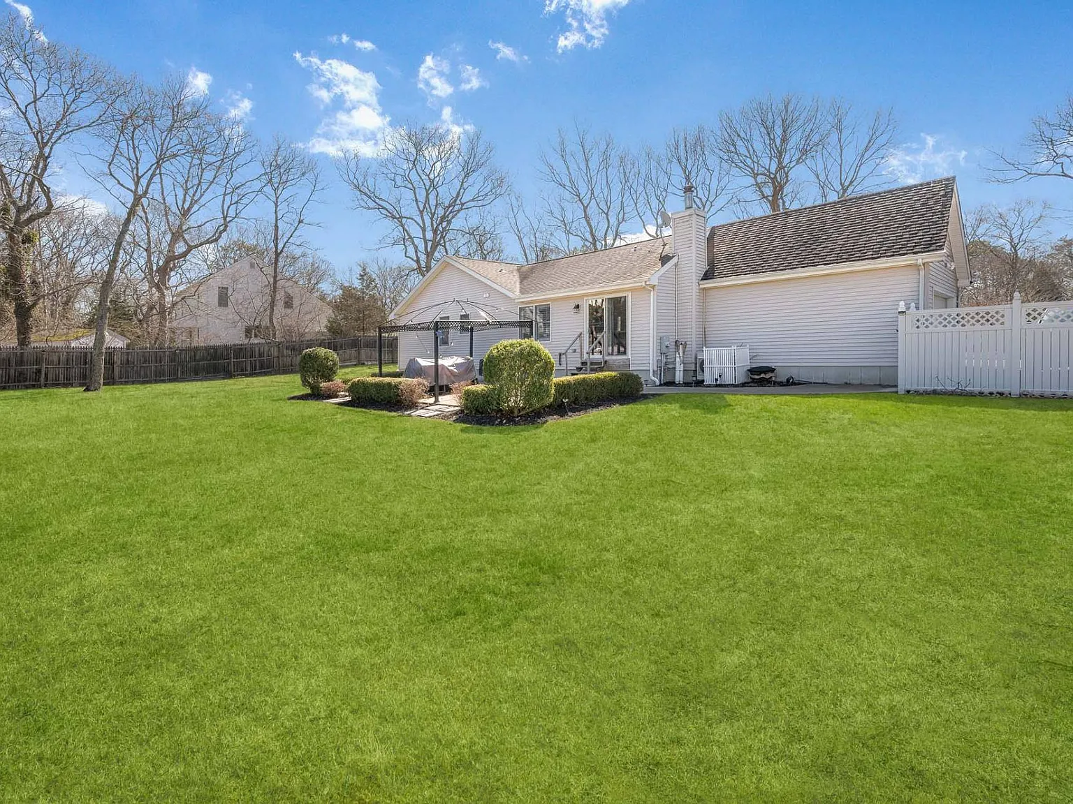 Delightful Year Round Hampton Bays Ranch — Photo 3