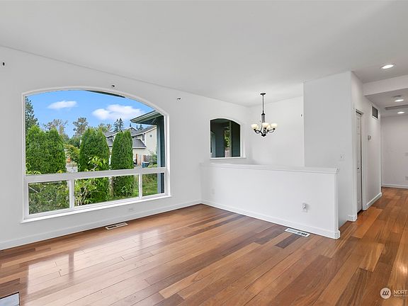 4th image of 1121 Lake Crest Drive