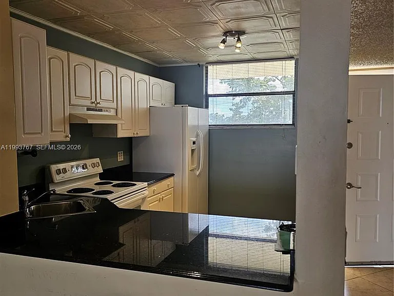 114 Lake Emerald Dr #409 — Photo 2