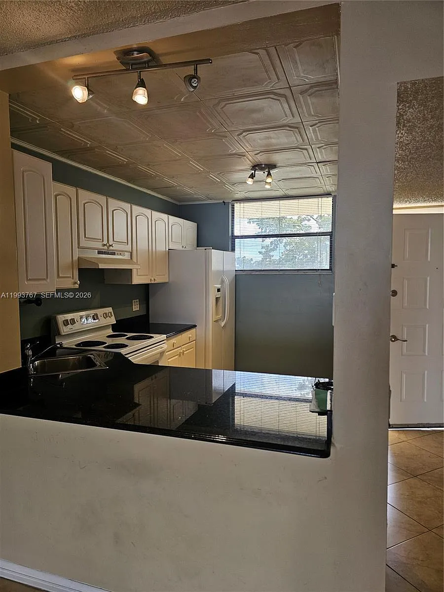 Building Photo - 114 Lake Emerald Dr #409