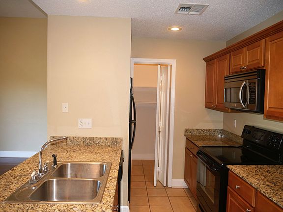 3rd image of 9201 Palmetto St APT 106