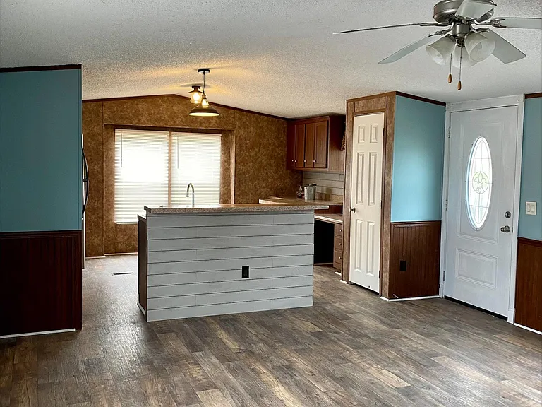 138 Oak Grove Ln W — Photo 3