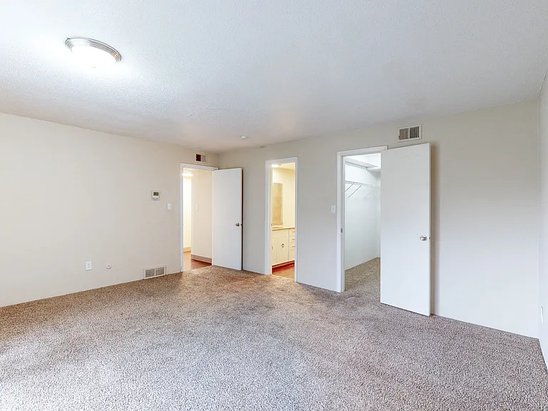 Skyline Apartments — Photo 15