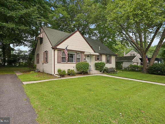 2nd image of 902 Spruce Ave