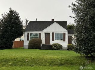 817 34th St, Anacortes, WA 98221