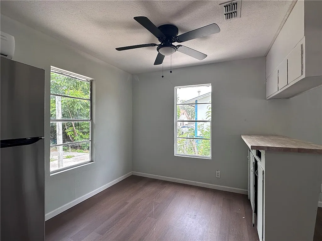 3 bed, 1.0 bath, 1025 sqft, $1,400 — Photo 3