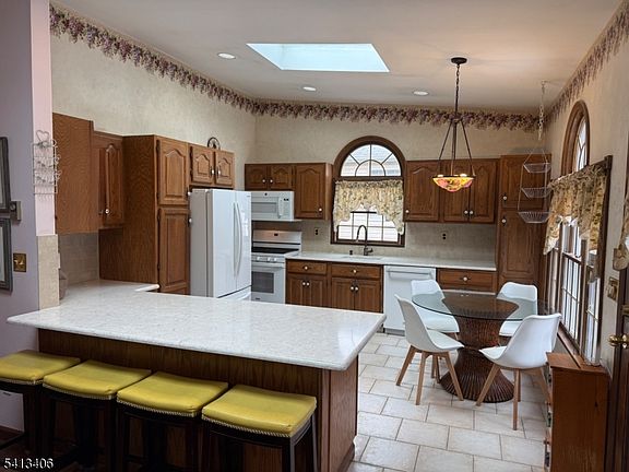 3rd image of 80 Rhoda Ave