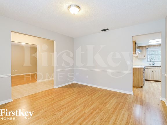 3rd image of 913 Sylvia Dr