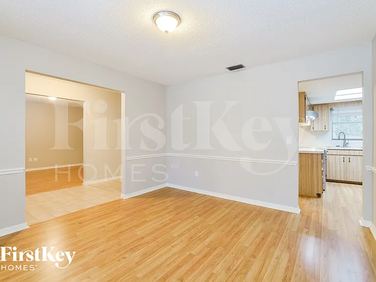 913 Sylvia Dr — Photo 3