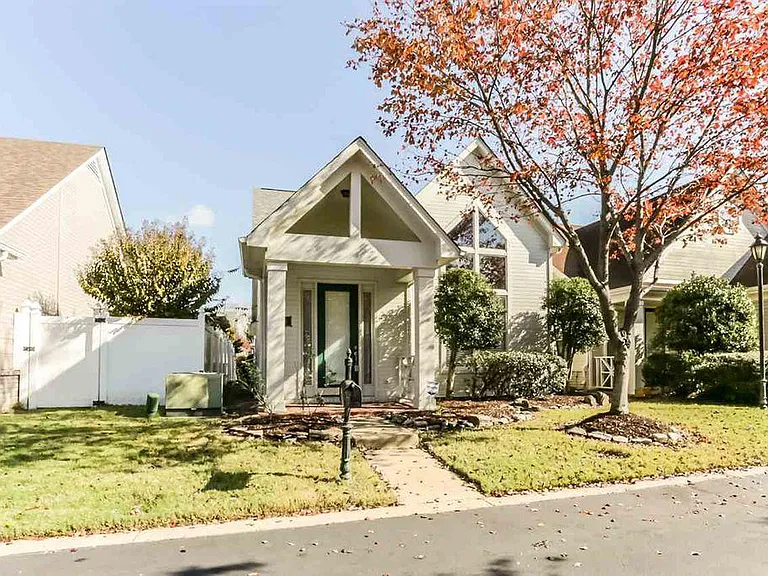 1136 Misty Isle Dr — Photo 2