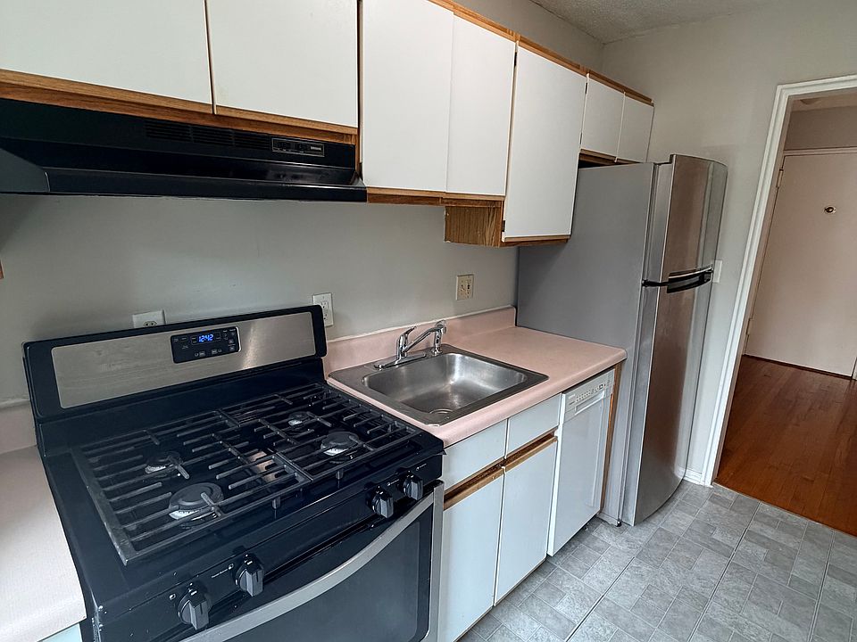 1st image of 572 Whitney Ave #1E