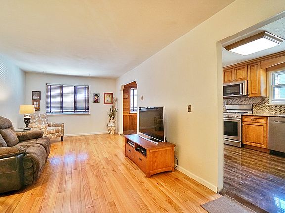 4th image of 12 Ashton Dr